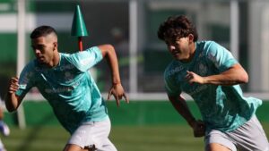 Giay e Arthur durante o Treino do Palmeiras na Academia de Futebol