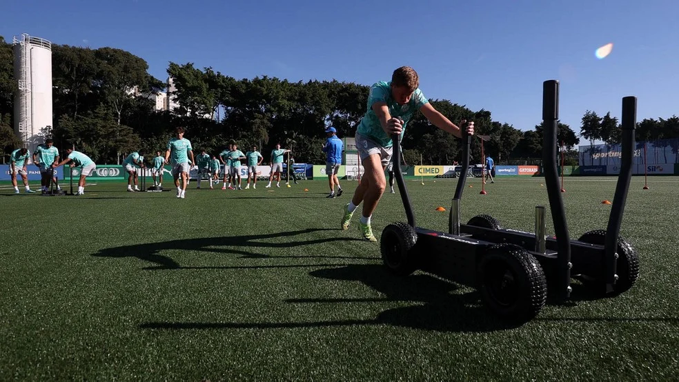 Palmeiras jogo-treino contra Primavera — treino de força com trenós na Academia