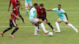Jogadores comemoram após Palmeiras vence Primavera em jogo-treino