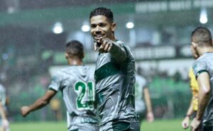 Diego Caito em ação pelo Goiás — lateral-direito