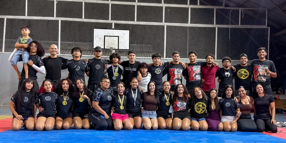 Treino na Escola de Luta Livre no Colégio Glória Perez