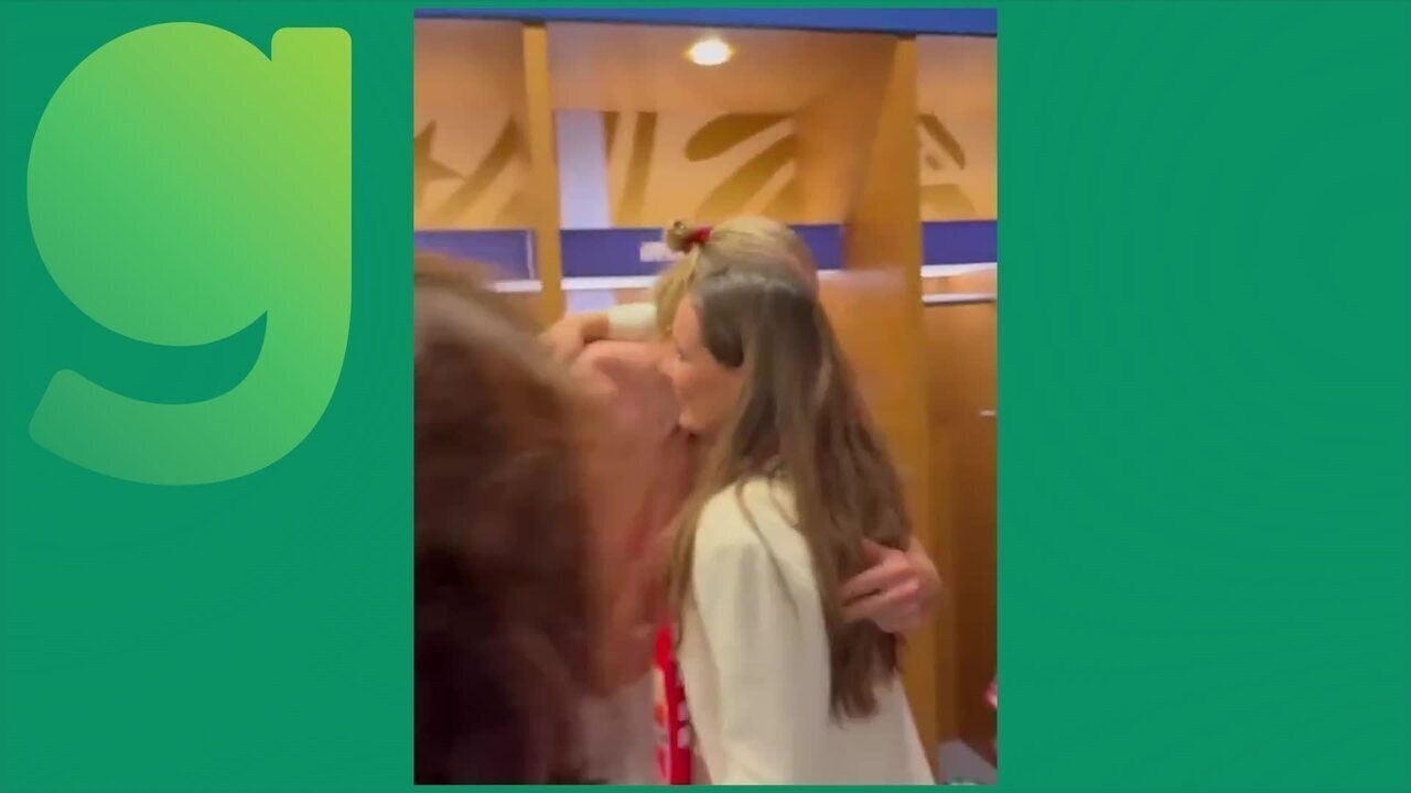 Princesa da Noruega abraça Haaland no vestiário
