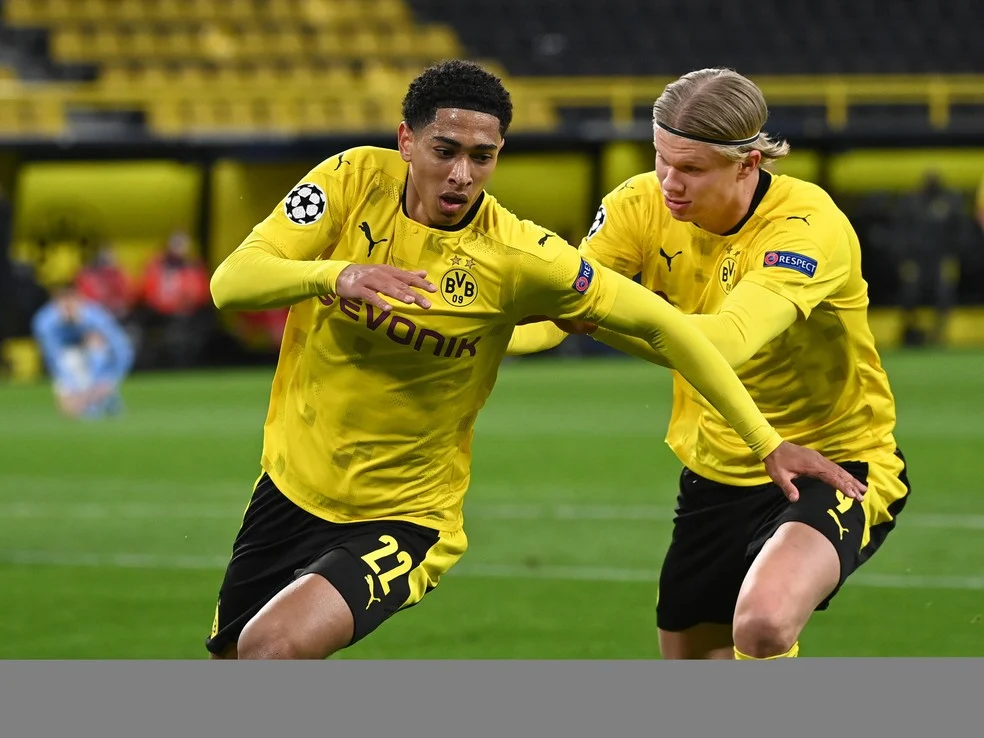 Haaland Bellingham comemoram o gol pelo Borussia Dortmund