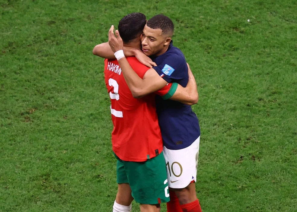 Kylian Mbappé abraça Achraf Hakimi após França x Marrocos