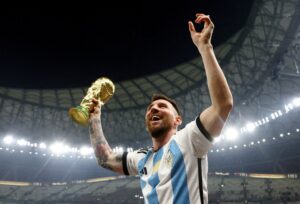 Messi com a taça da Copa 2022 — campeões nas quartas