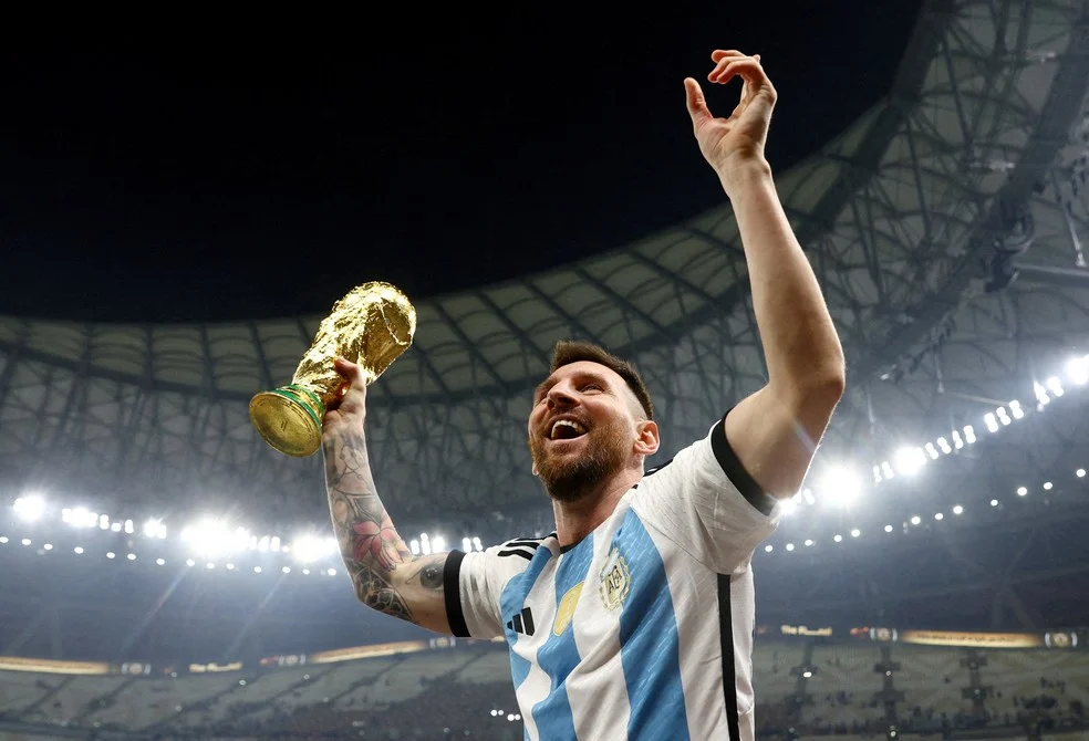 Messi com a taça da Copa 2022 — campeões nas quartas