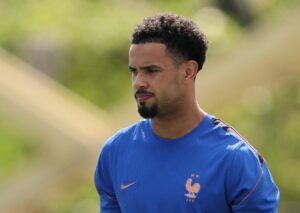 Warren Zaïre-Emery em ação pela seleção da França