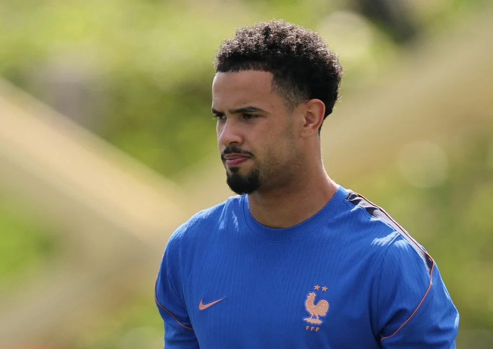 Warren Zaïre-Emery em ação pela seleção da França