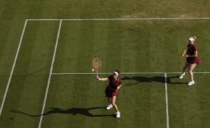 Luisa Stefani em ação nas duplas em Wimbledon