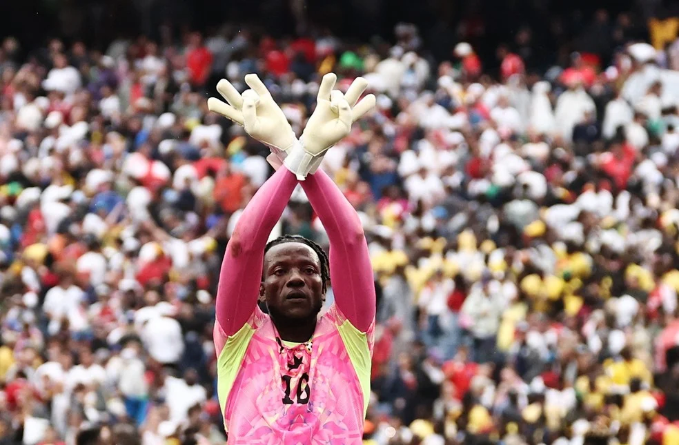Goleiro de Gana Benjamin Asare em ação na Copa do Mundo