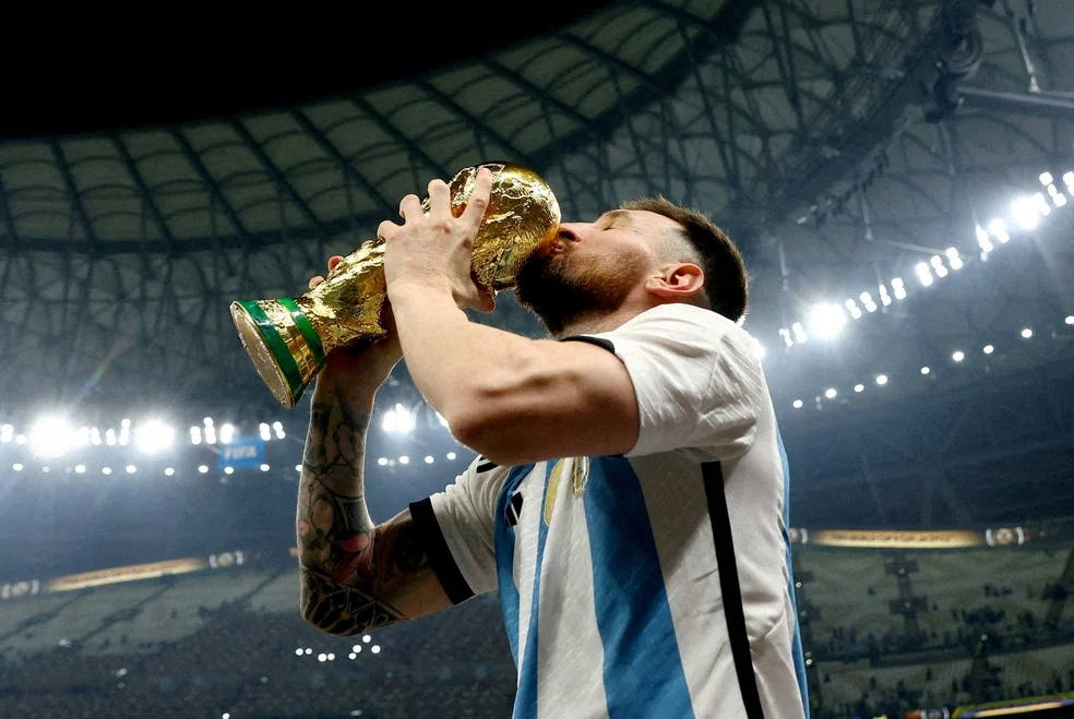 Messi na Argentina beijando a taça