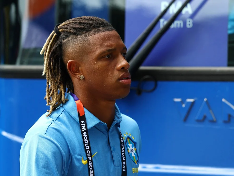 Danilo Santos chega ao Miami Stadium antes de Escócia x Brasil — Danilo e Mauricio