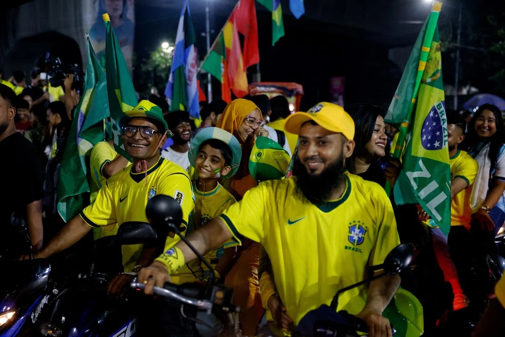 Torcedores em Bangladesh apoiando a Seleção — Brasil nas Copas