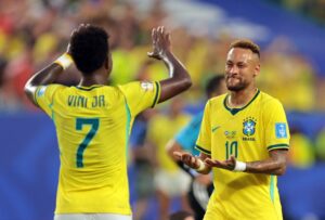 Vini Jr e Neymar no gramado — Vini Jr cumprimenta Neymar