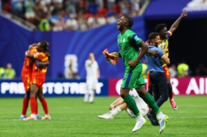 Timothy Fayulu comemorando classificação da RD Congo