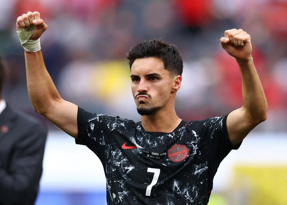 Stephen Eustáquio comemorando gol pelo Canadá
