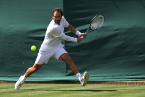 Roman Safiullin Wimbledon em ação em quadra