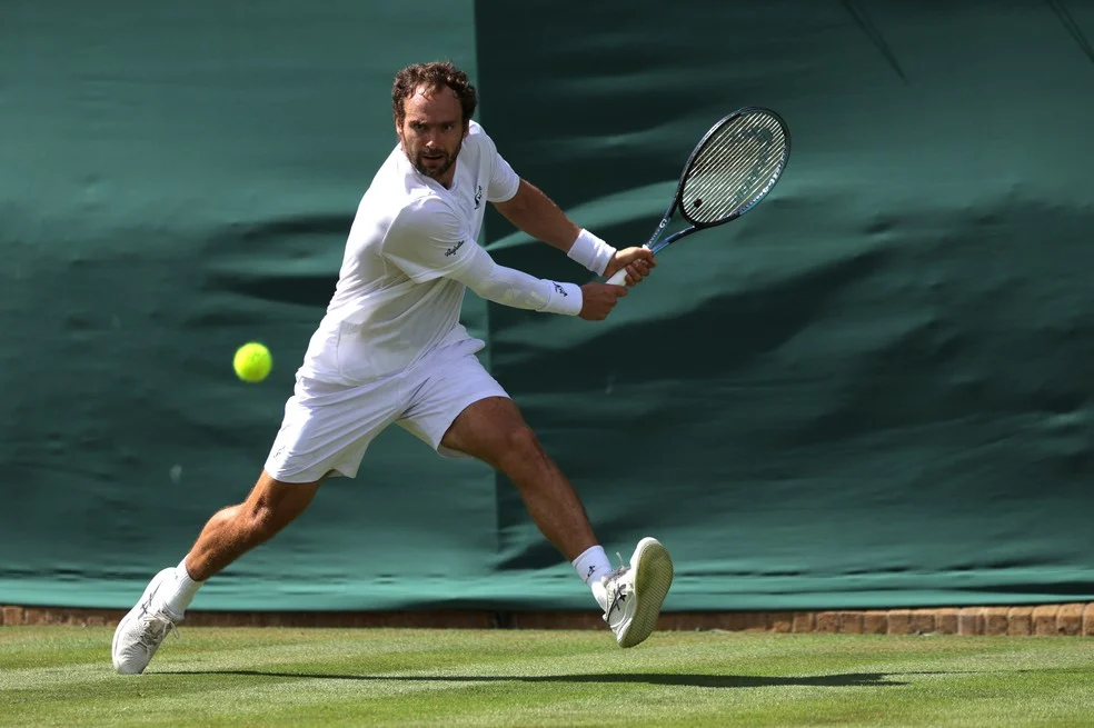 Roman Safiullin Wimbledon em ação em quadra