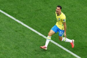 Gabriel Martinelli comemorando gol pelo Brasil