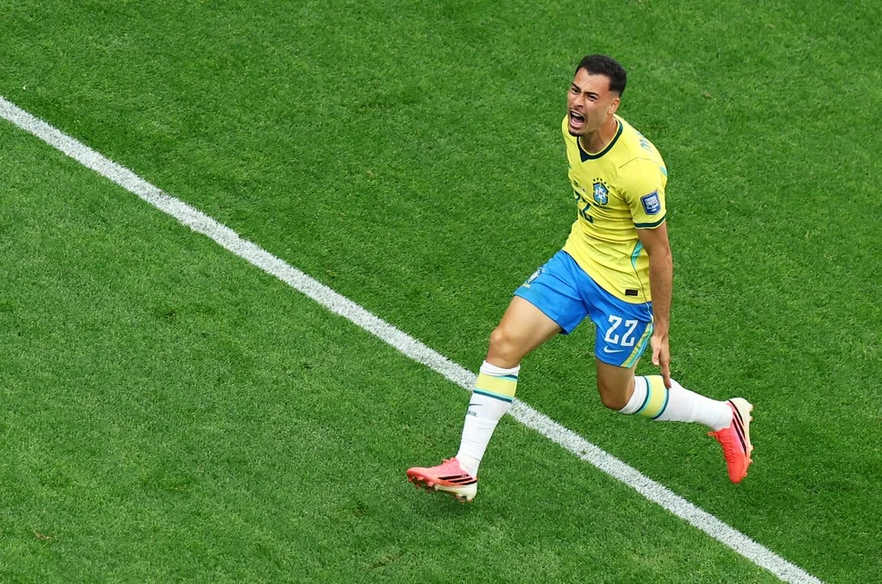 Gabriel Martinelli comemorando gol pelo Brasil