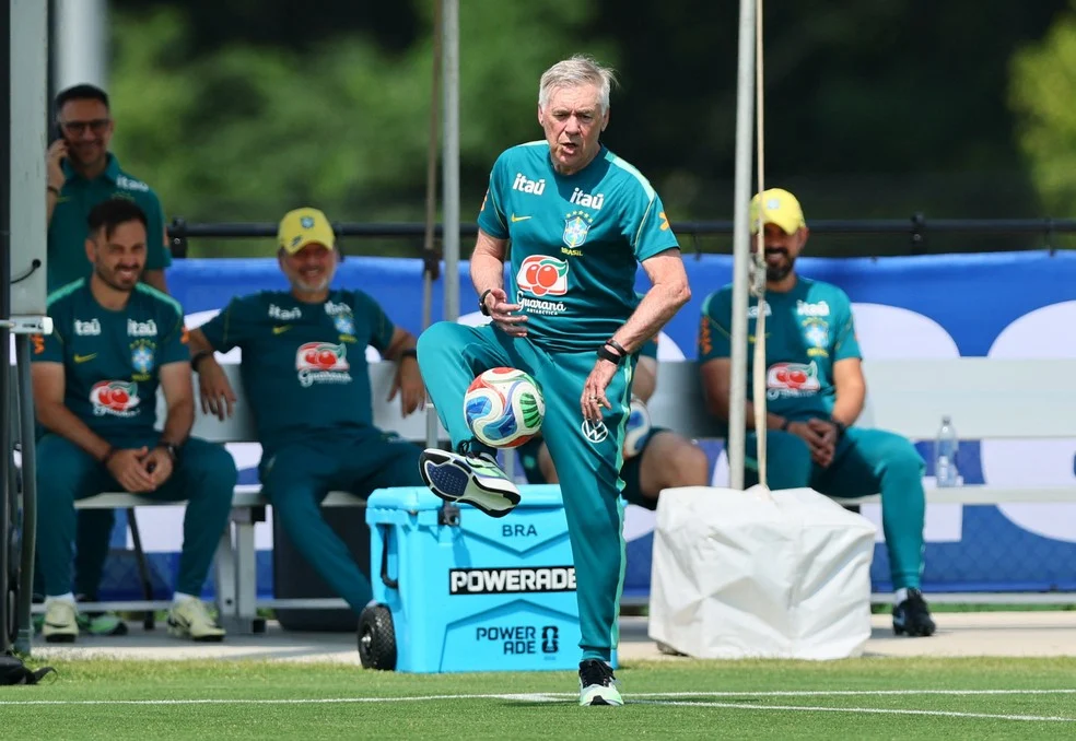 Ancelotti joga altinha antes de treino — substituir Paquetá