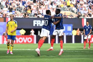Mbappé e Dembélé comemoram gol da França