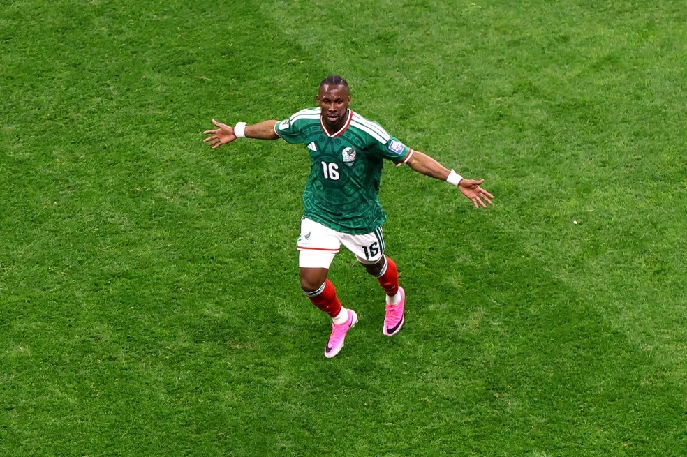 Julián Quiñones comemorando gol contra o Equador — Julián Quiñones