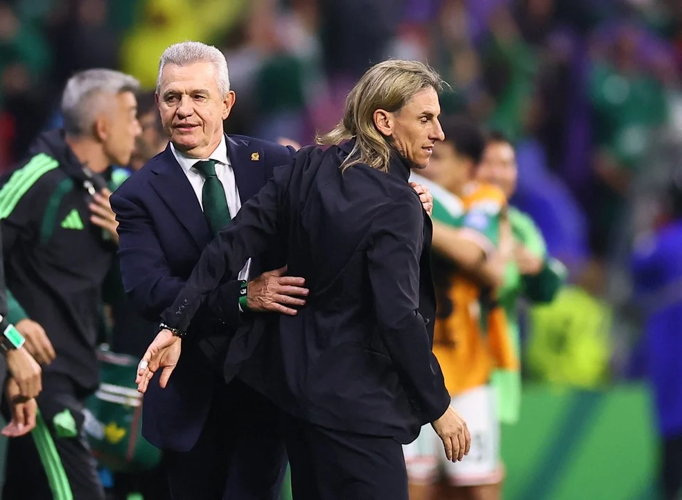 Javier Aguirre e técnicos que perderam para o México