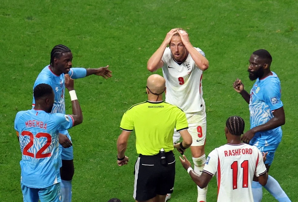 Harry Kane reclama em jogo da Copa — Ibrahimovic critica Inglaterra
