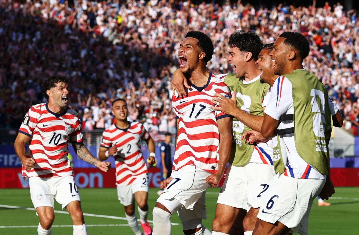 Jogadores dos Estados Unidos na Copa em ação contra a Bósnia