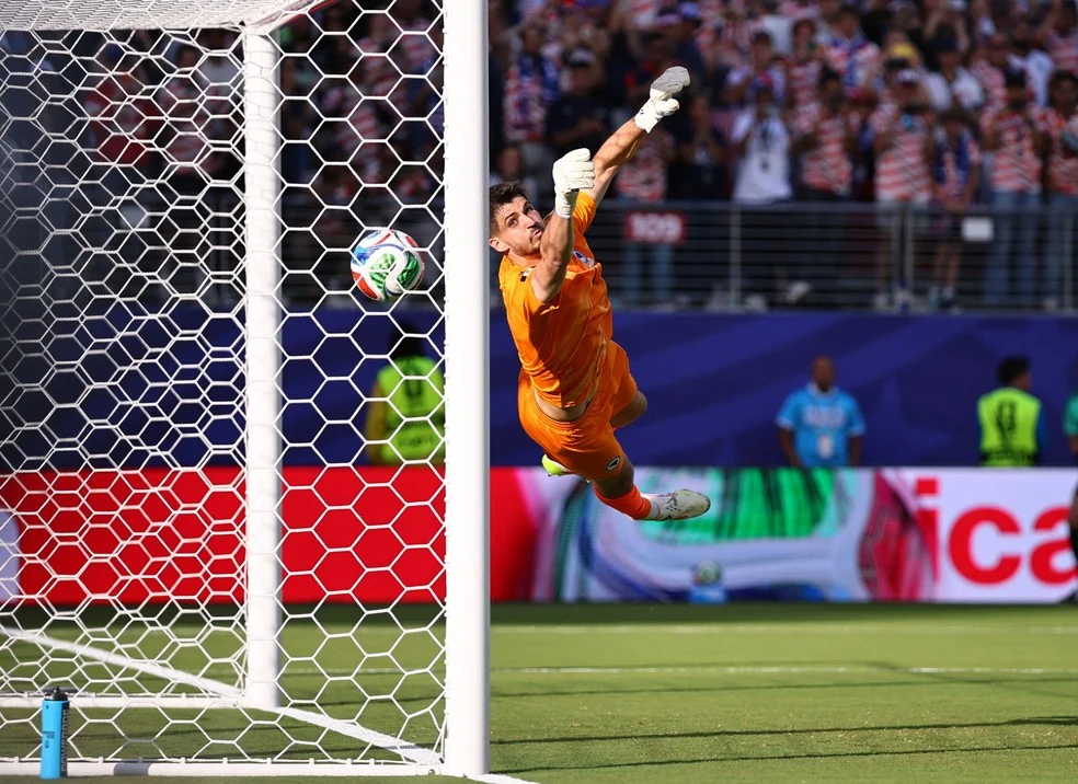 Goleiro da Bósnia em falha no gol contra os EUA