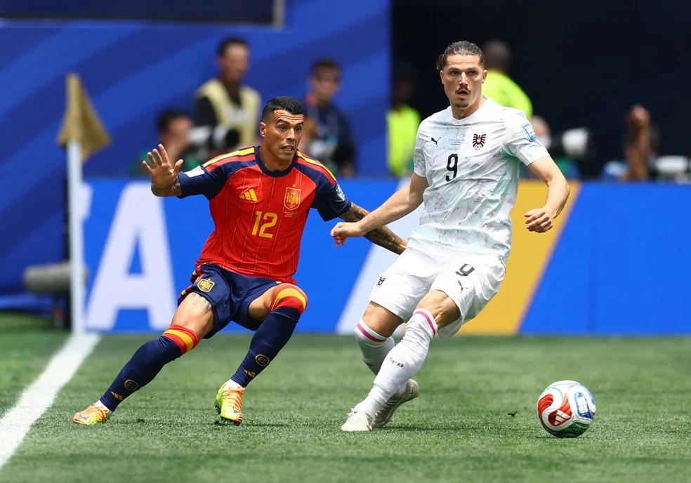 Marcel Sabitzer em disputa com jogador da Espanha