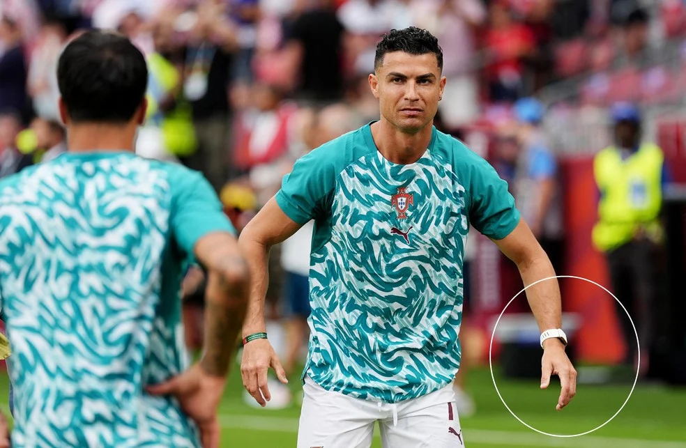 Cristiano Ronaldo usando pulseira Whoop durante aquecimento