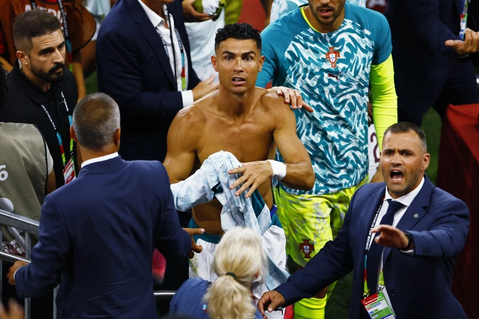 Cristiano Ronaldo entrega camisa para irmã na arquibancada