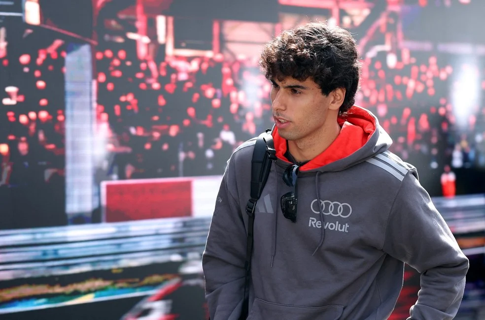 Gabriel Bortoleto antes do treino em Silverstone — Bortoleto lamenta estratégia