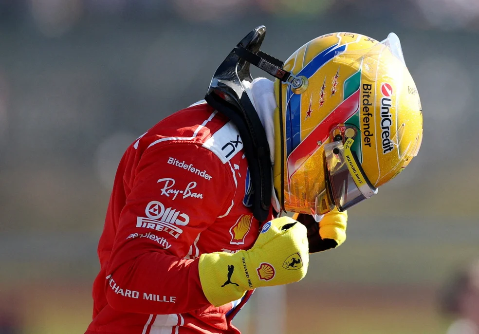 Lewis Hamilton celebra pole da corrida sprint em Silverstone