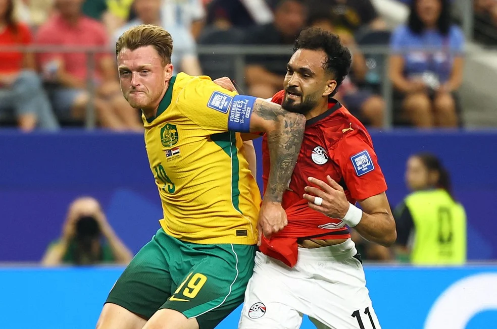 Jogadores com o uniforme da Austrália em verde e amarelo no jogo contra o Egito
