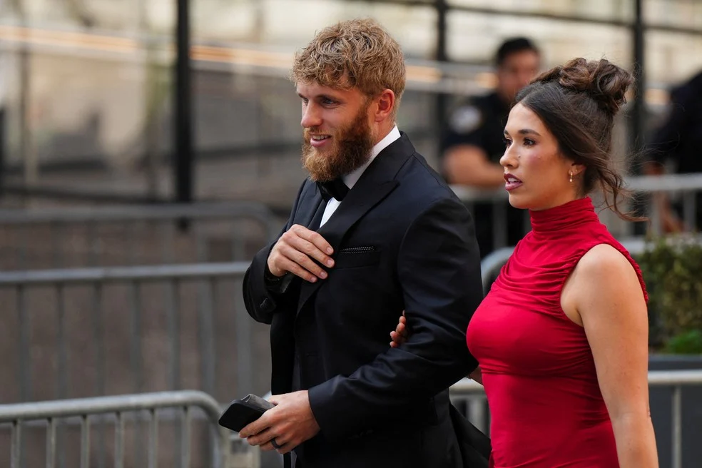 Convidados chegando ao casamento de Kelce e Swift no Madison Square Garden