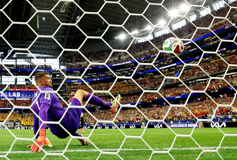 substituição de goleiro: Mohamed Salah vence Mathew Ryan de cavadinha