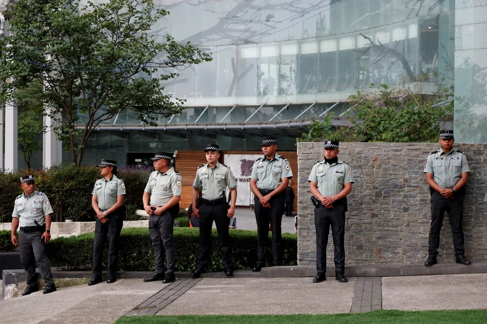 Membros da Guarda Nacional fazem guarda do lado de fora do hotel — segurança no hotel