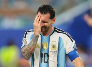 Messi em campo - torcida contra Argentina