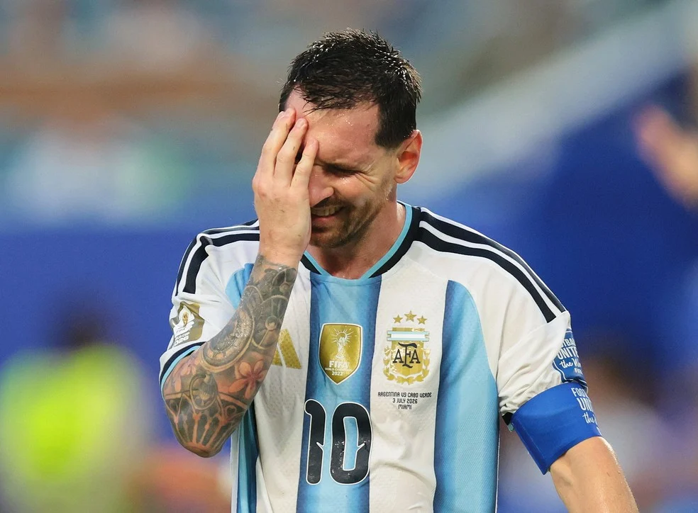 Messi em campo - torcida contra Argentina