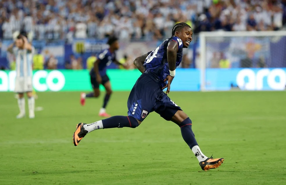 Sidny Lopes Cabral com chuteira Neymar durante Argentina x Cabo Verde