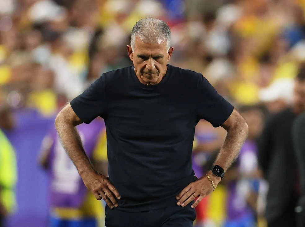 Treinador de Gana Carlos Queiroz em campo após eliminação