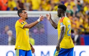 Daniel Muñoz e Davinson Sánchez: defesa da Colômbia em ação