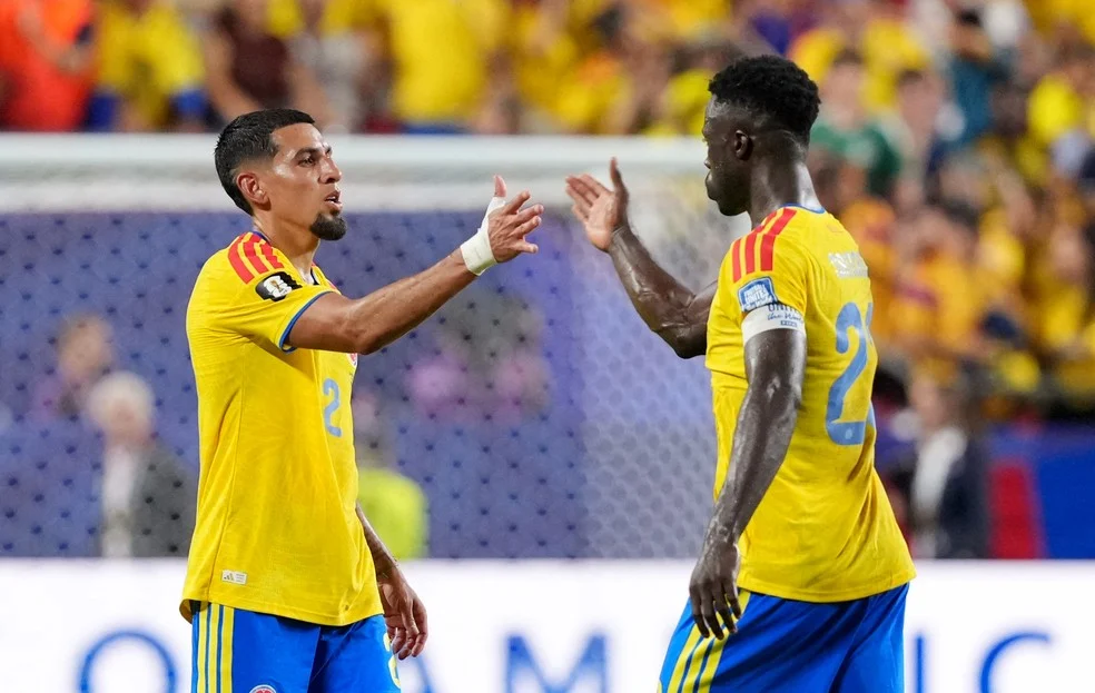Daniel Muñoz e Davinson Sánchez: defesa da Colômbia em ação