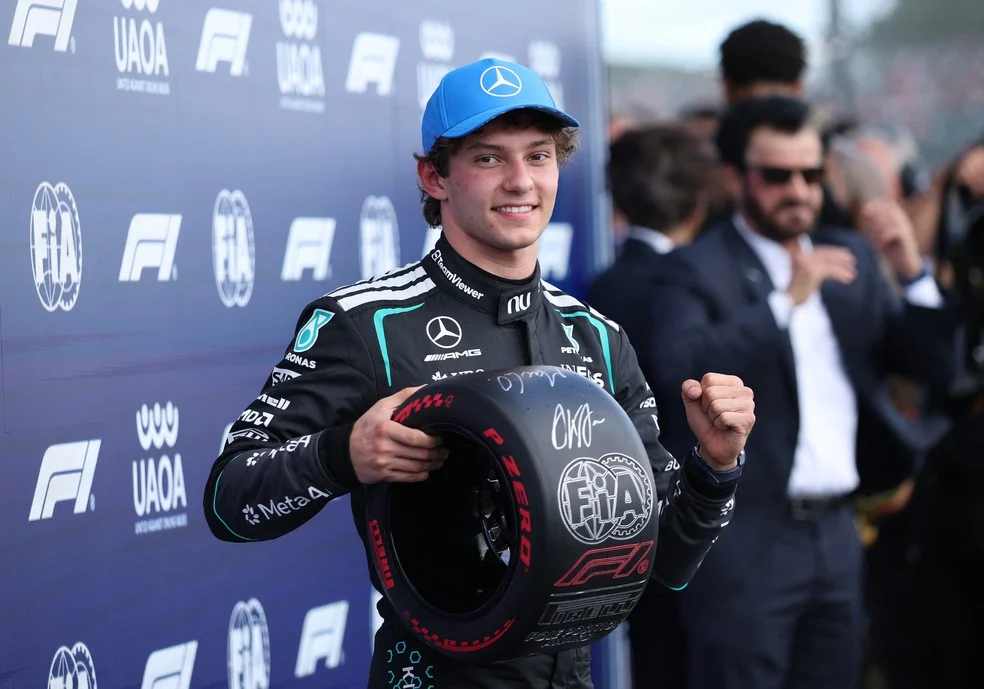 Kimi Antonelli comemora pole — GP da Grã-Bretanha