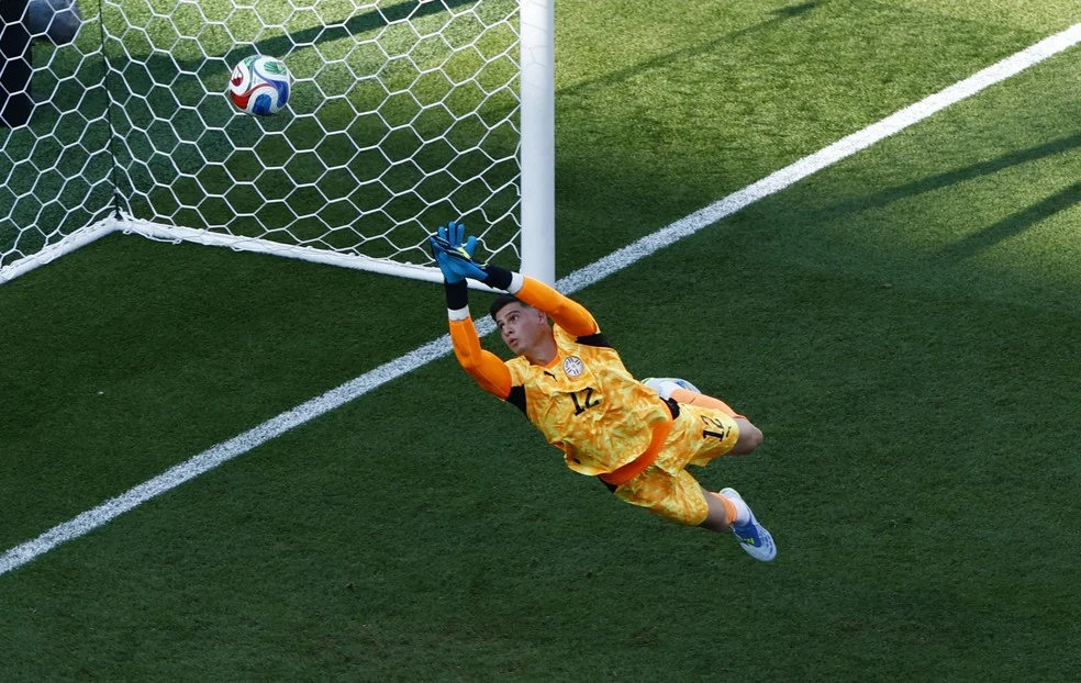 Goleiro do Paraguai Orlando Gill em ação na partida contra a França