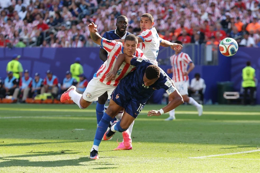 Cáceres Mbappé em disputa no jogo Paraguai x França
