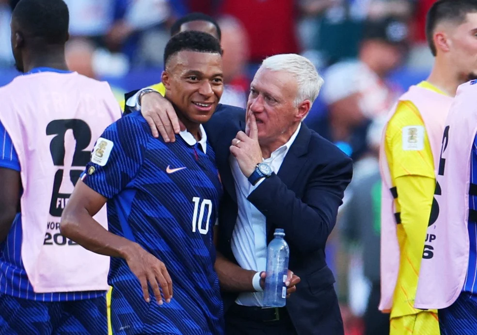 Didier Deschamps e Kylian Mbappé comemoram após a partida — França cinco vitórias